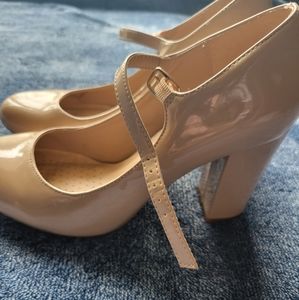 Y-not nude shiny heels